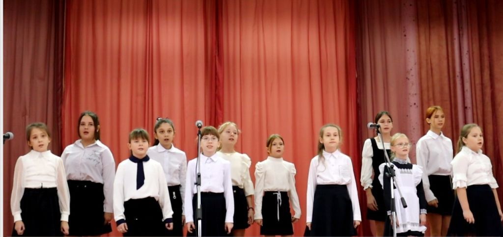 Школьный хор «Детство».